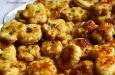 Crumbly cheese cookies