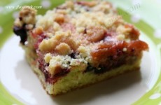 fruit cake with crumb topping