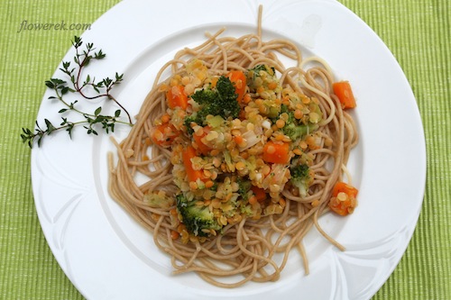 Whole wheat pasta with lentils and broccoli