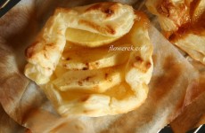 Apple and caramel tartlets/cookies