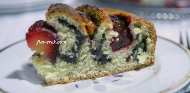 Yeast cake with plums and poppy seeds / snail cake