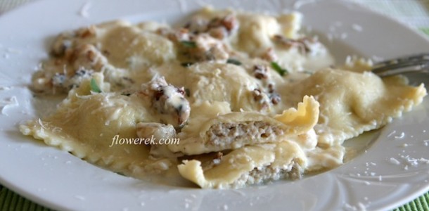 Ravioli with turkey and gorgonzola walnut sauce