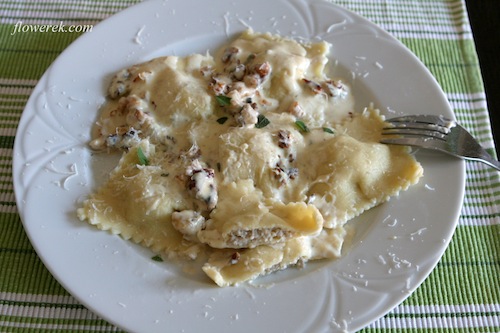 Ravioli with turkey and gorgonzola walnut sauce