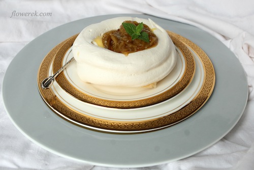 Meringue with rhubarb and orange cream