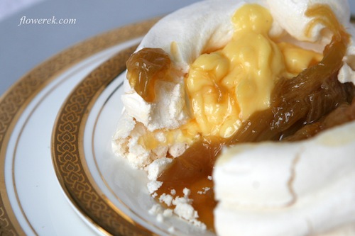 Meringue with rhubarb and orange cream