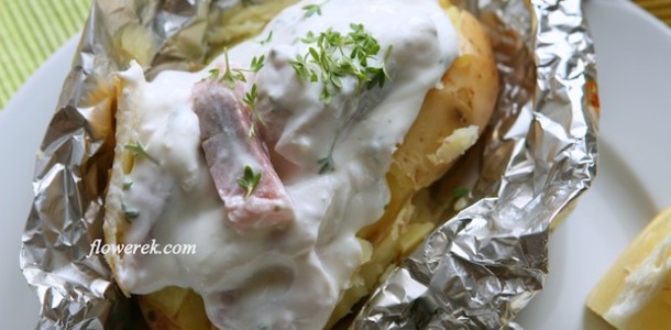 Foil-baked potatoes with herring
