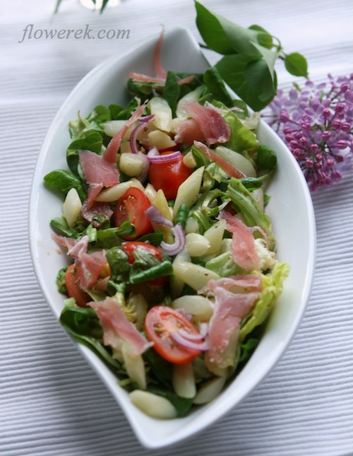 Asparagus salad with tomatoes