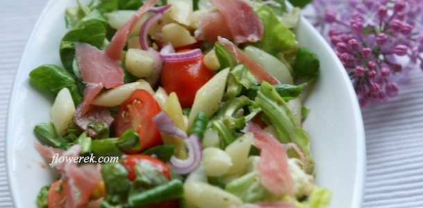Asparagus salad with tomatoes