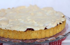 Rhubarb meringue tart
