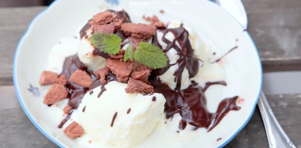 Creamy ice cream with cookies and chocolate sauce